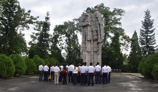 Đoàn đại biểu tỉnh Cao Bằng viếng Nghĩa trang Liệt sĩ Trung - Việt, trấn Thủy Khẩu, huyện Long Châu, tỉnh Quảng Tây (Trung Quốc). Ảnh: Kim Xoa